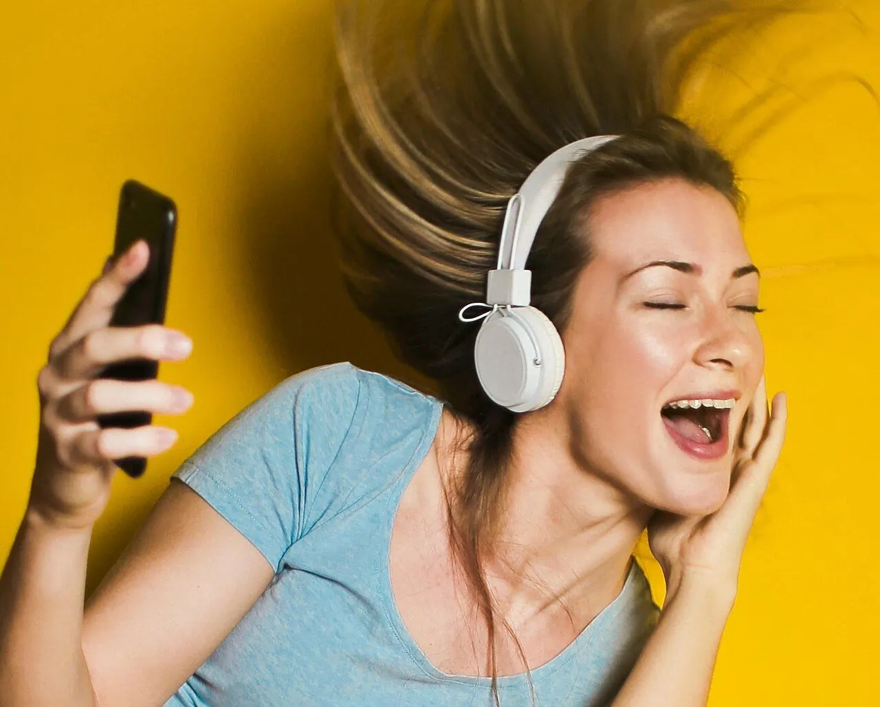 Girl in headphones (cropped)